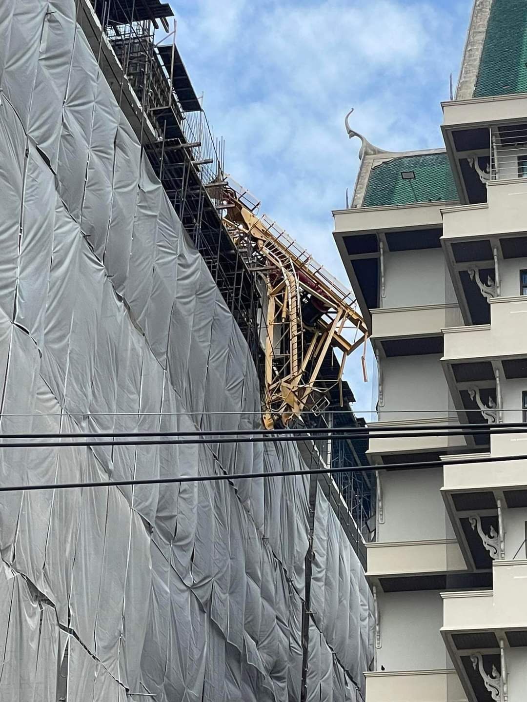 เครน รพ.พุทธโสธรถล่มเร่งอพยพผู้ป่วยด่วน