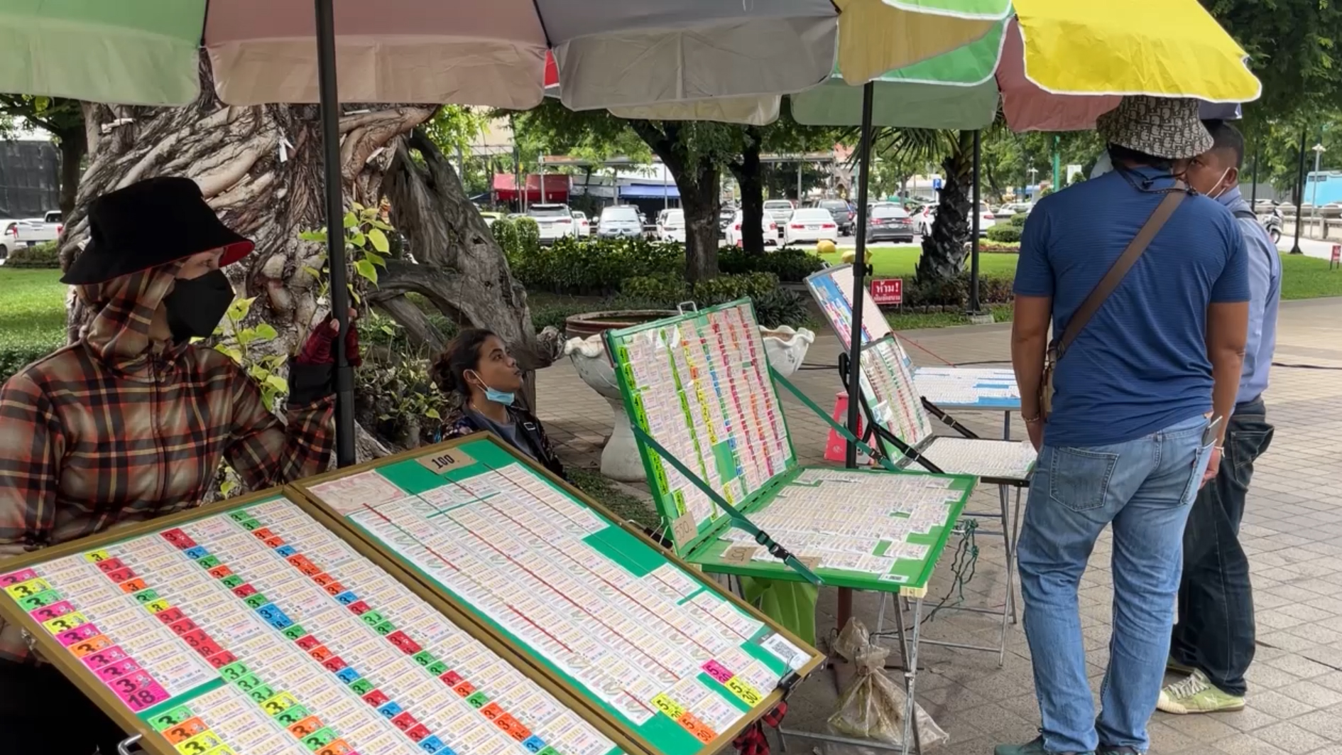 ควานหาทุกแผง เซียนหวยแห่ซื้อ "เลขทักษิณ" ลุ้นให้โชคจนเกลี้ยงแผง สารพัดเลขตั้งแต่อายุ ยันเลขเครื่องบิน