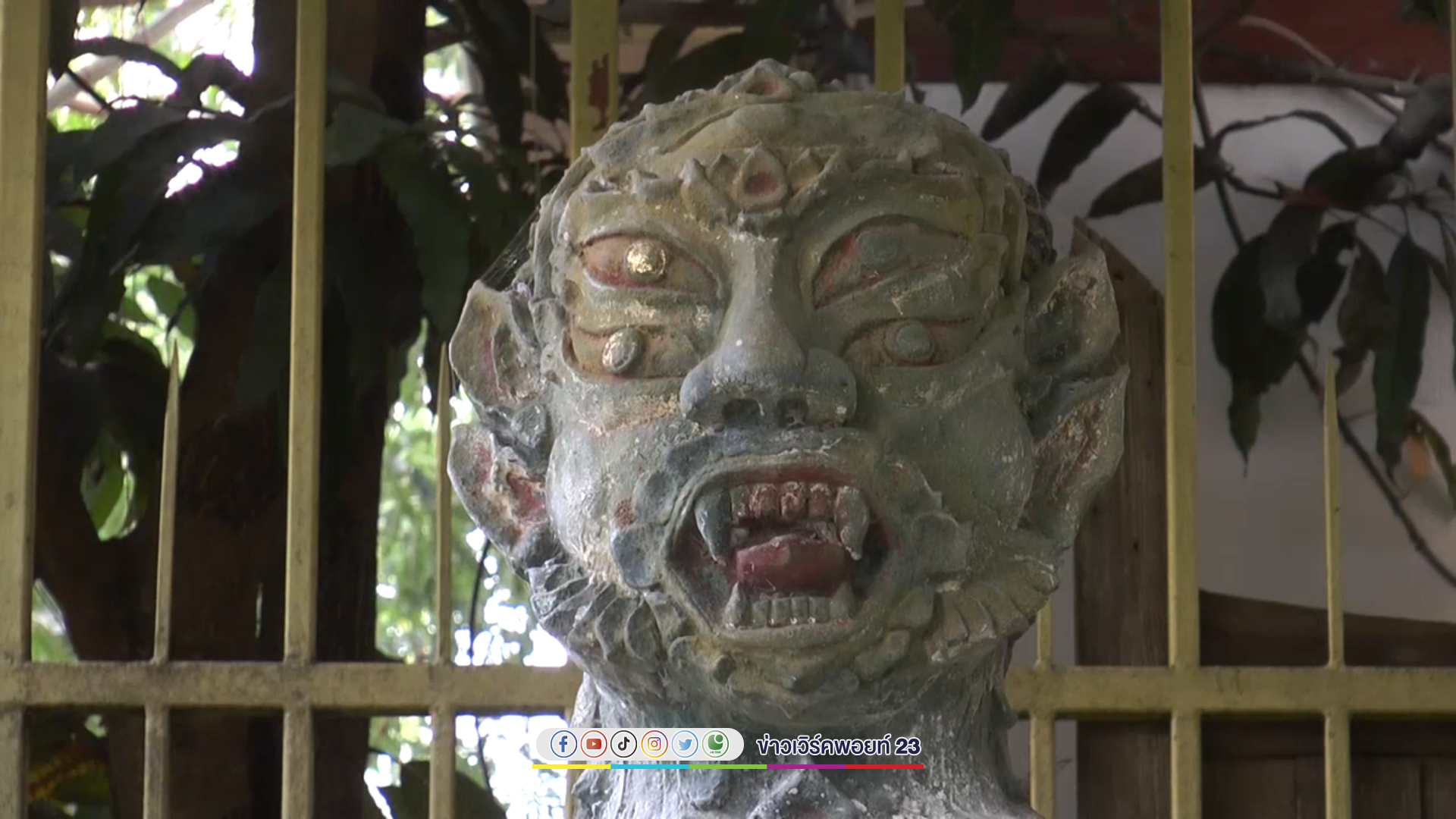 แห่ส่องเลขเด็ด"องค์เทพสี่หูห้าตา"ไม่ขาดสาย เชื่อให้โชคลาภ