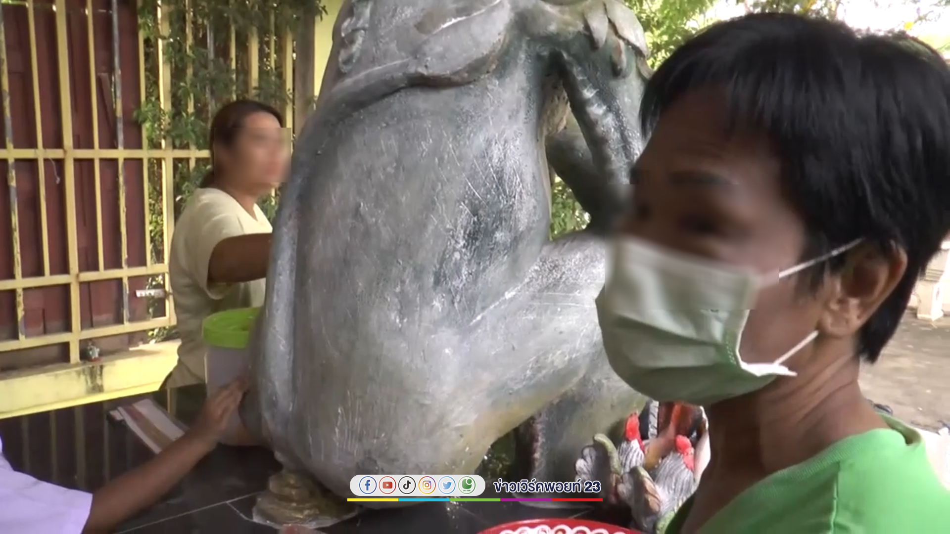 แห่ส่องเลขเด็ด"องค์เทพสี่หูห้าตา"ไม่ขาดสาย เชื่อให้โชคลาภ
