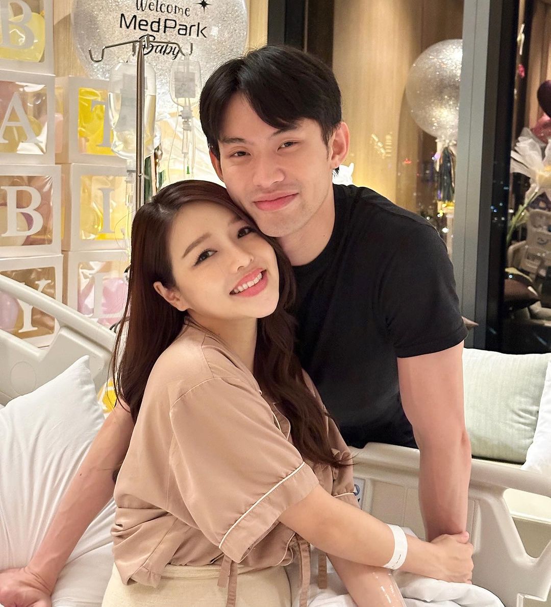 "ดีเจมะตูม" มอบทองรับขวัญ "เบบี๋ฑิลาร์" ตัวน้อย
