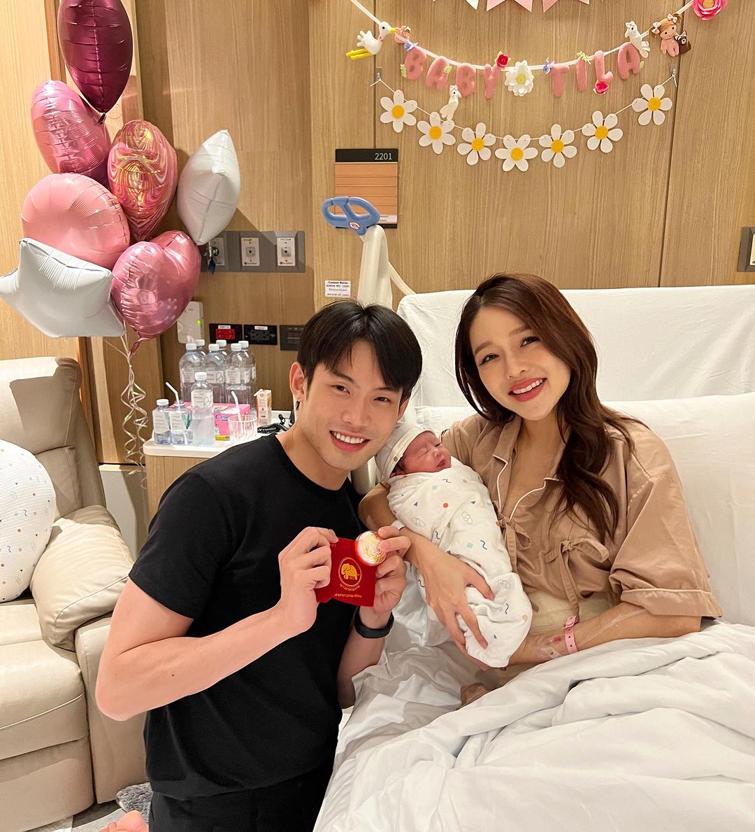 "ดีเจมะตูม" มอบทองรับขวัญ "เบบี๋ฑิลาร์" ตัวน้อย