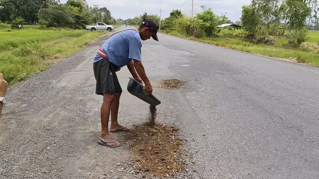 เปิดใจ 'ลุงวัน' ตระเวนอุดหลุมซ่อมถนนทั่วเมืองศรีสะเกษ