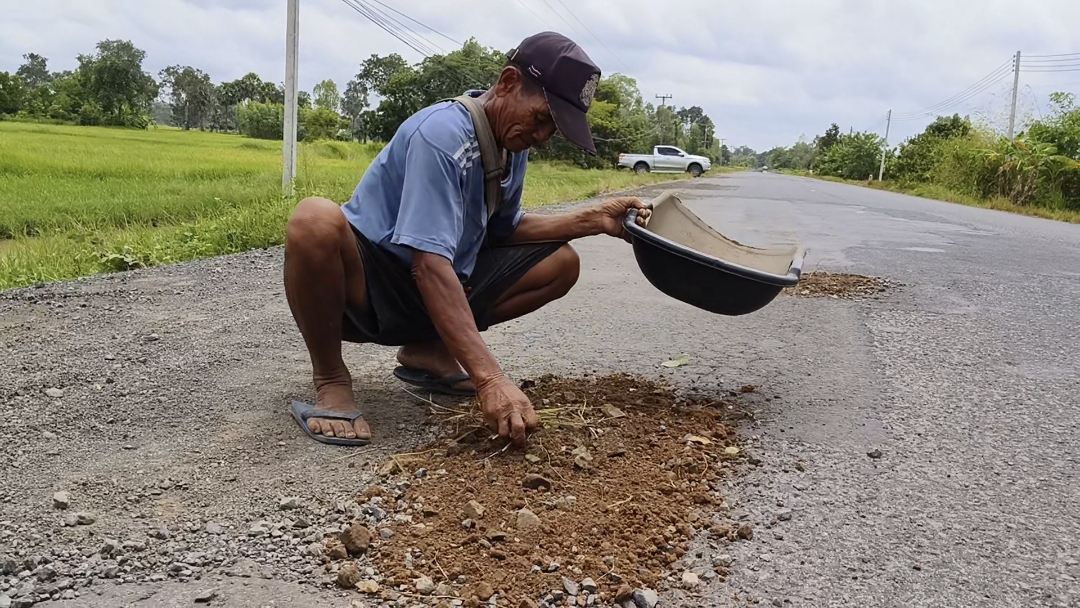 เปิดใจ 'ลุงวัน' ตระเวนอุดหลุมซ่อมถนนทั่วเมืองศรีสะเกษ