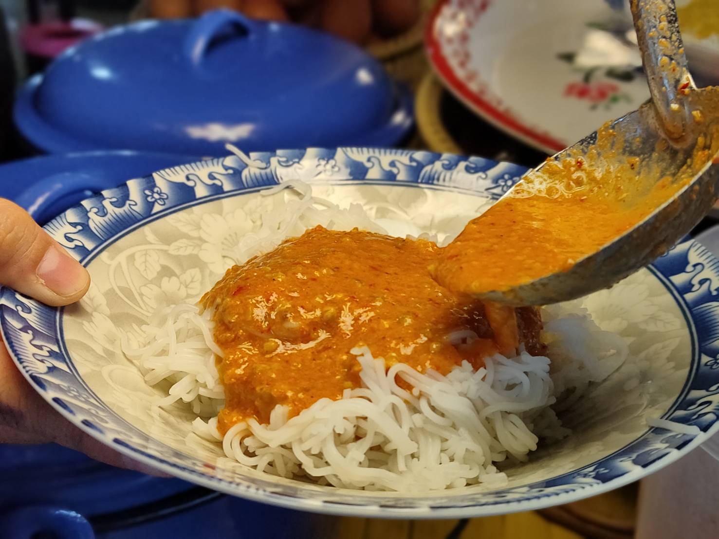 ร้านขนมจีนใจบุญเปิดซุ้มบุพเฟ่ผักสดพื้นบ้านไม่อั้น คนพิการ คนยากไร้ ทานฟรี