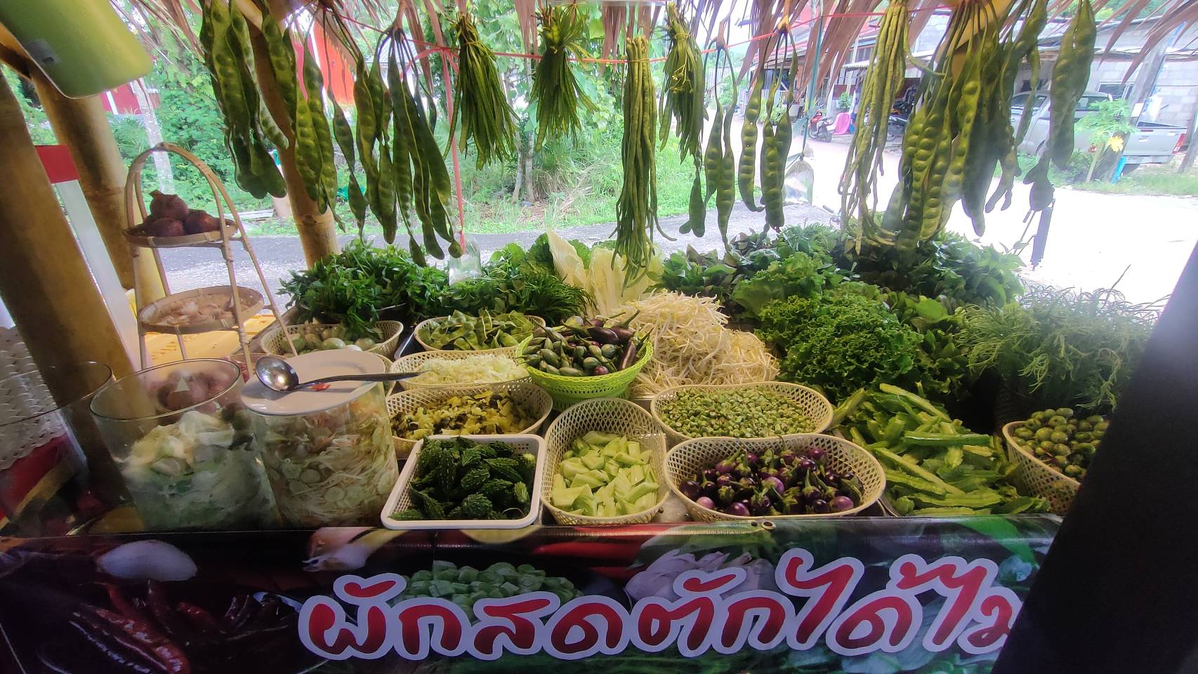 ร้านขนมจีนใจบุญเปิดซุ้มบุพเฟ่ผักสดพื้นบ้านไม่อั้น คนพิการ คนยากไร้ ทานฟรี