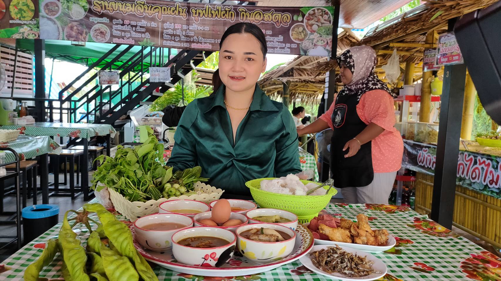 ร้านขนมจีนใจบุญเปิดซุ้มบุพเฟ่ผักสดพื้นบ้านไม่อั้น คนพิการ คนยากไร้ ทานฟรี