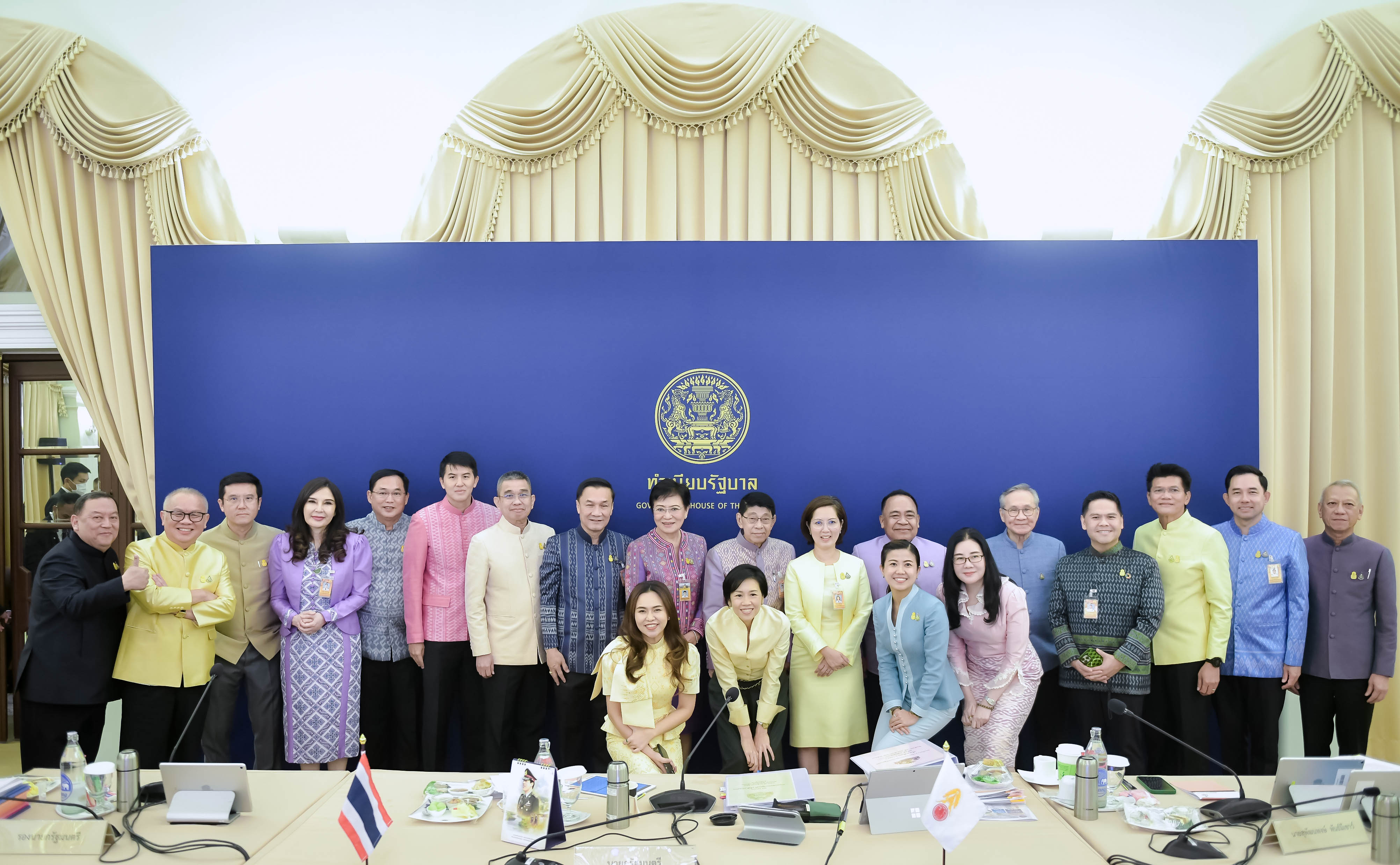 'ประยุทธ์' ถ่ายรูปหมู่ครม.นัดสุดท้าย