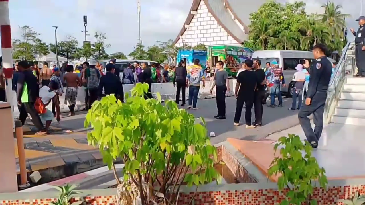 กลุ่มคนเชียร์แขกลงเรือสปีดโบ๊ท ยกพวกตะลุมบอนตีกันยับกลางแหล่งท่องเที่ยวดัง