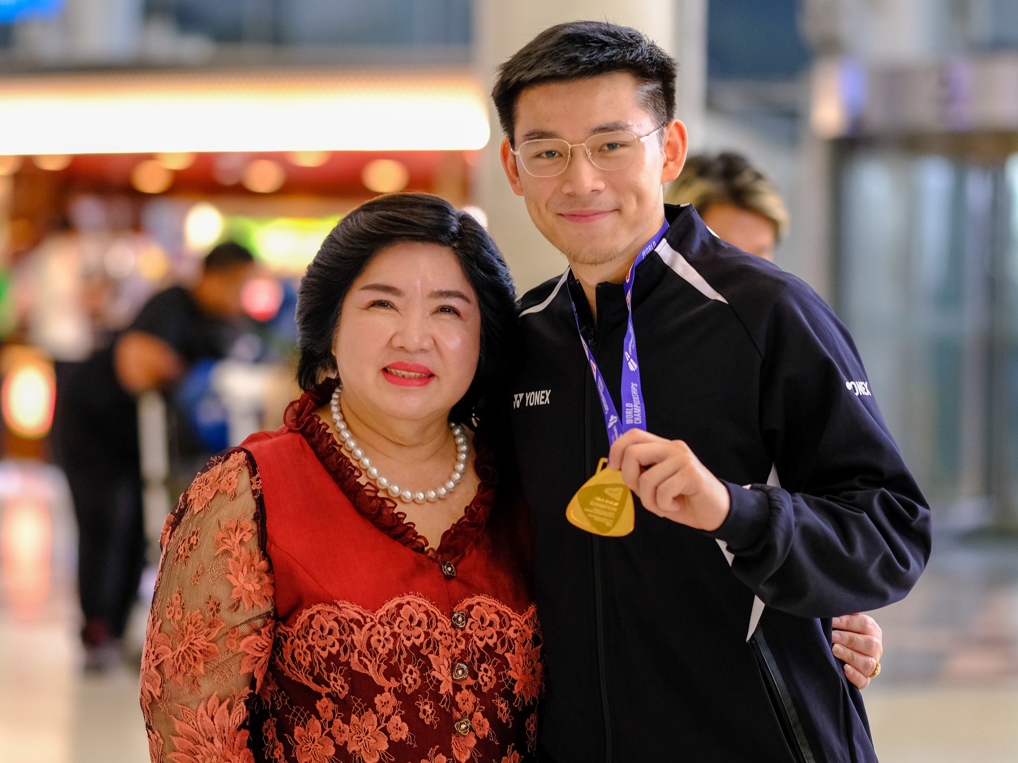 'วิว' กุลวุฒิ แชมป์โลกแบดมินตันกลับถึงไทยแล้ว
