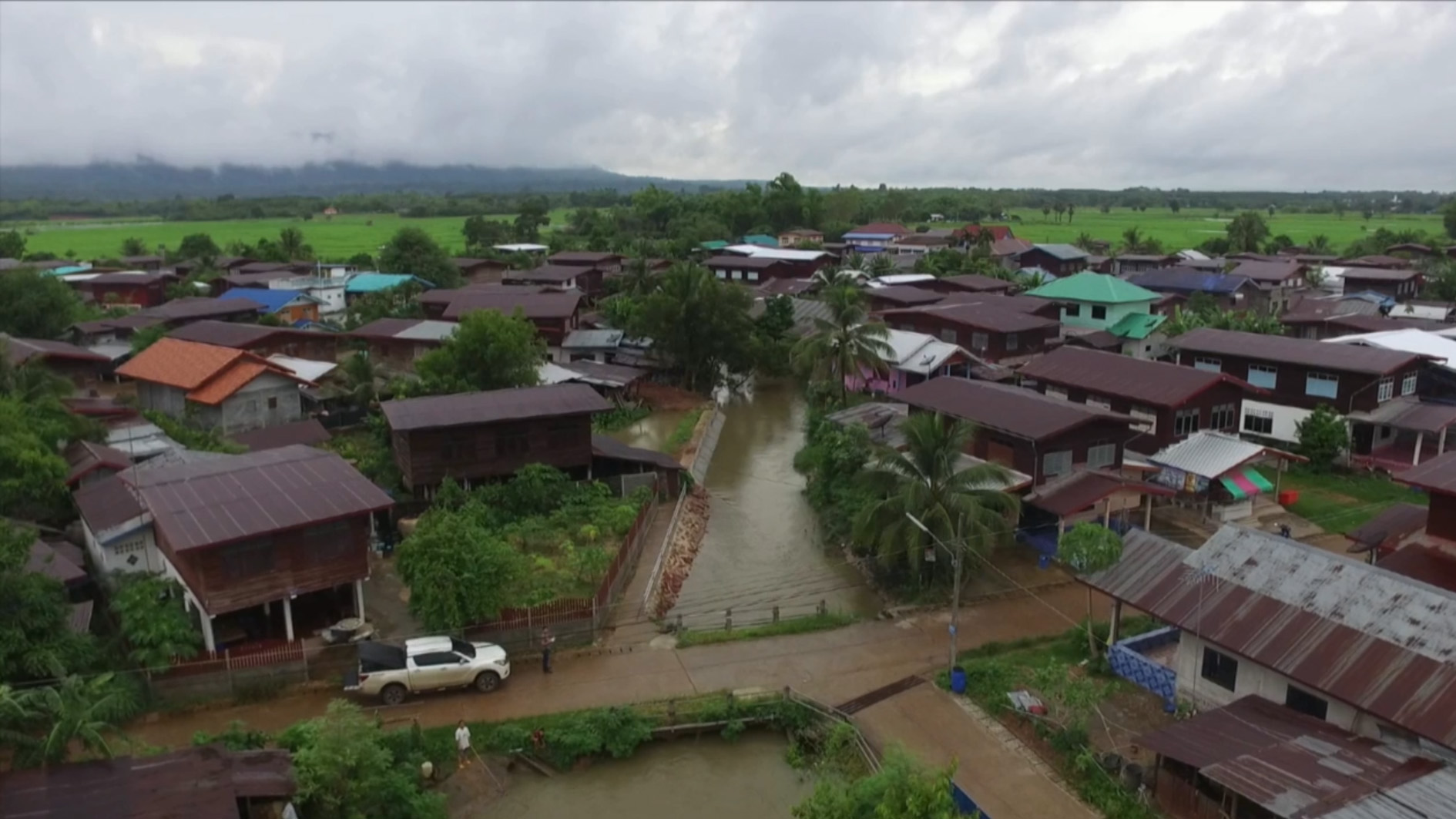 นครพนมฝนตกหนัก"น้ำป่าภูลังกา"ทะลักท่วมหมู่บ้าน ห้วยลังกาล้น