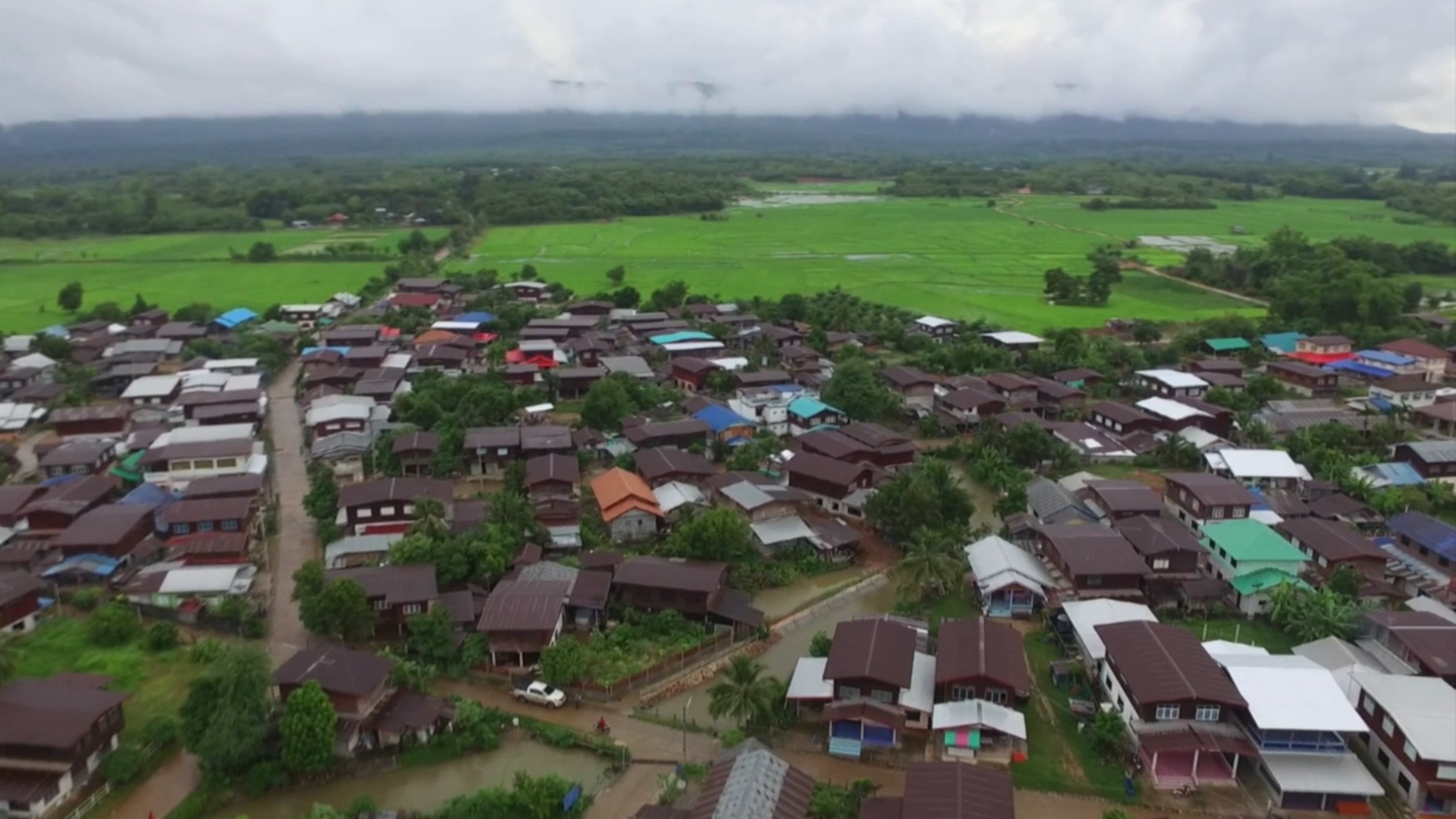 นครพนมฝนตกหนัก"น้ำป่าภูลังกา"ทะลักท่วมหมู่บ้าน ห้วยลังกาล้น