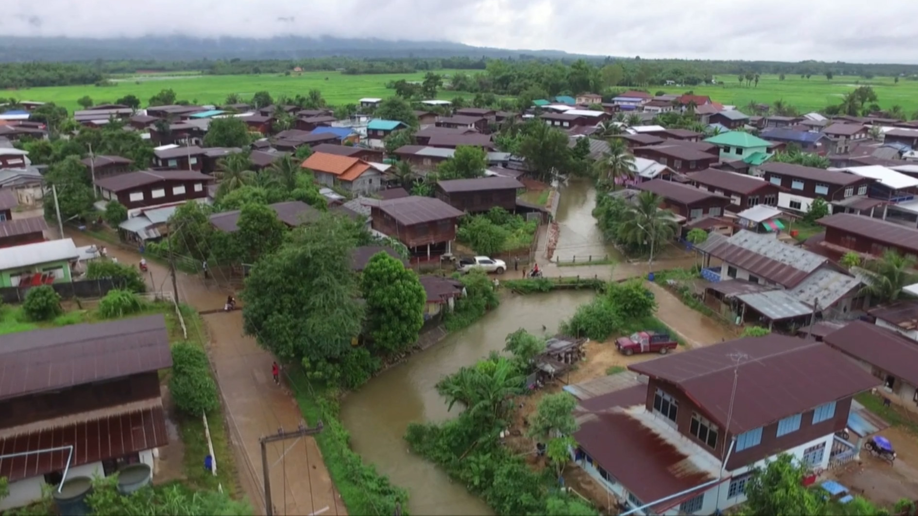 นครพนมฝนตกหนัก"น้ำป่าภูลังกา"ทะลักท่วมหมู่บ้าน ห้วยลังกาล้น