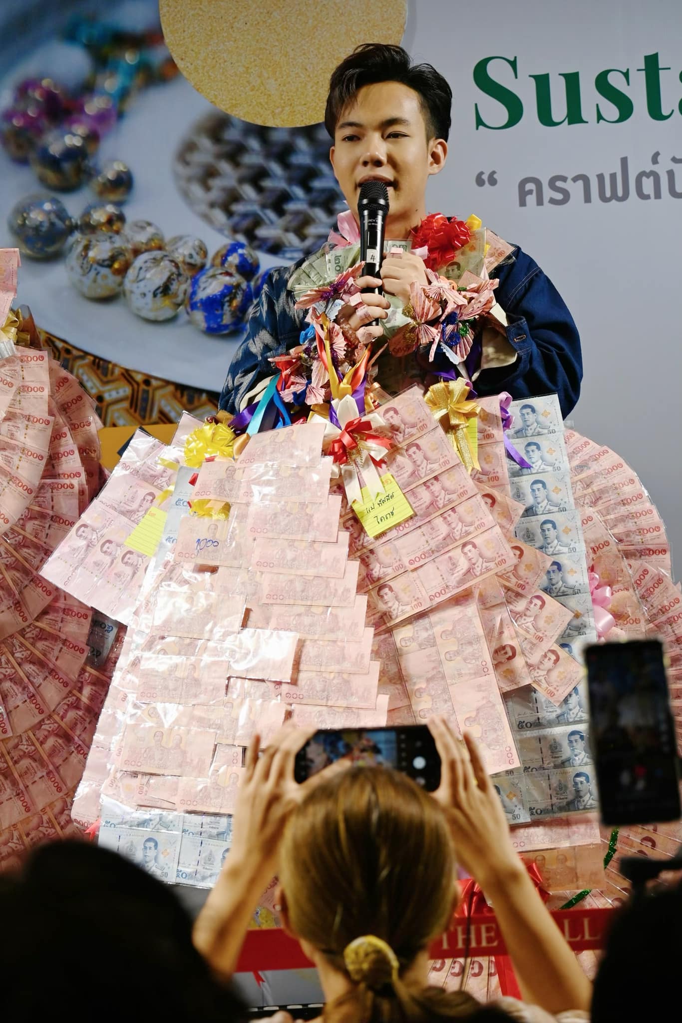 "ซัน-ลีโอ" ทำโคราชแตก! แม่ยกเปย์หนักพวงมาลัยแผงโต