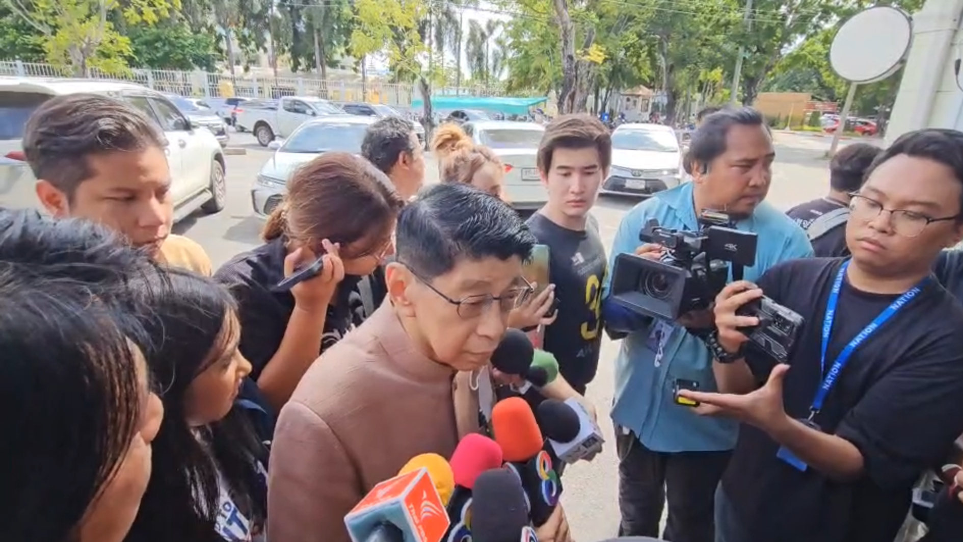 "วิษณุ"เผยอาการปอดเรื้อรังอดีตนายกฯทักษิณ ปัดรัฐบาลคอยช่วยเหลือ เรื่องพระราชทานอภัยโทษผู้ต้องขังจำนวนมากก็ยื่นกันตั้งแต่วันแรก