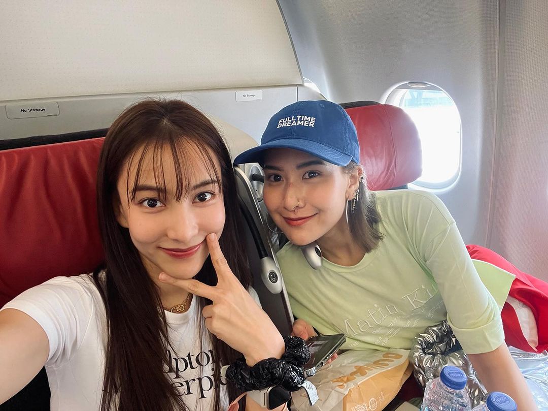 "กรีน อัษฎาพร" บินกลับไทย แต่แฟนๆ แห่โฟกัสหนุ่มเสื้อลายดอกขับรถมาส่ง