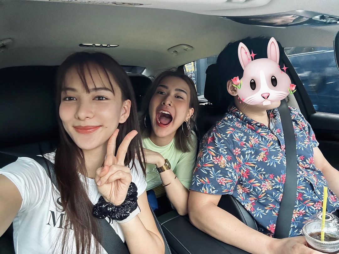 "กรีน อัษฎาพร" บินกลับไทย แต่แฟนๆ แห่โฟกัสหนุ่มเสื้อลายดอกขับรถมาส่ง