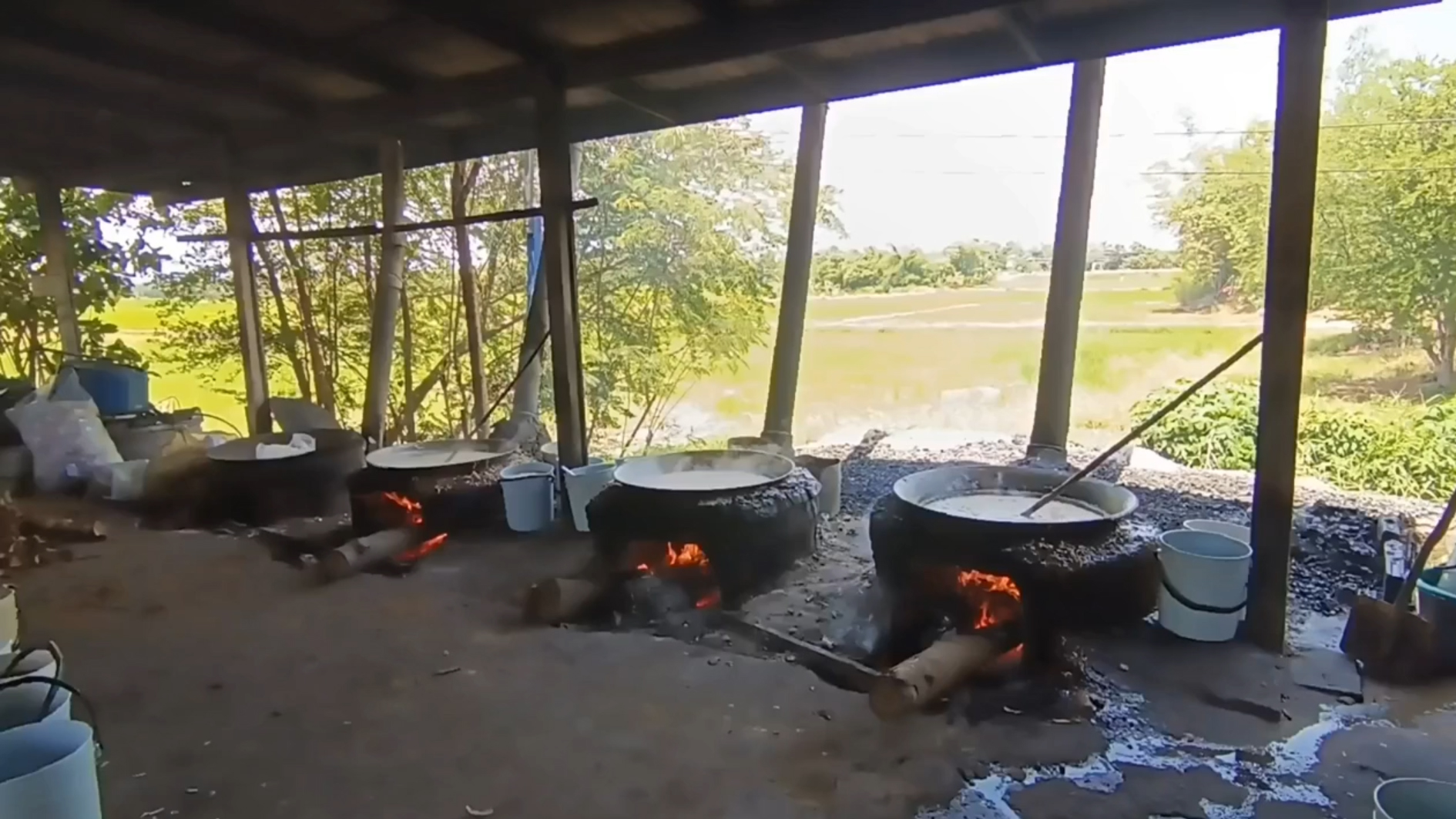 "กระยาสารท"ขนมพื้นบ้านสูตรโบราณสืบทอดต่อกันมา สร้างรายได้ให้ชุมชนวันละเกือบ 1 แสนบาท