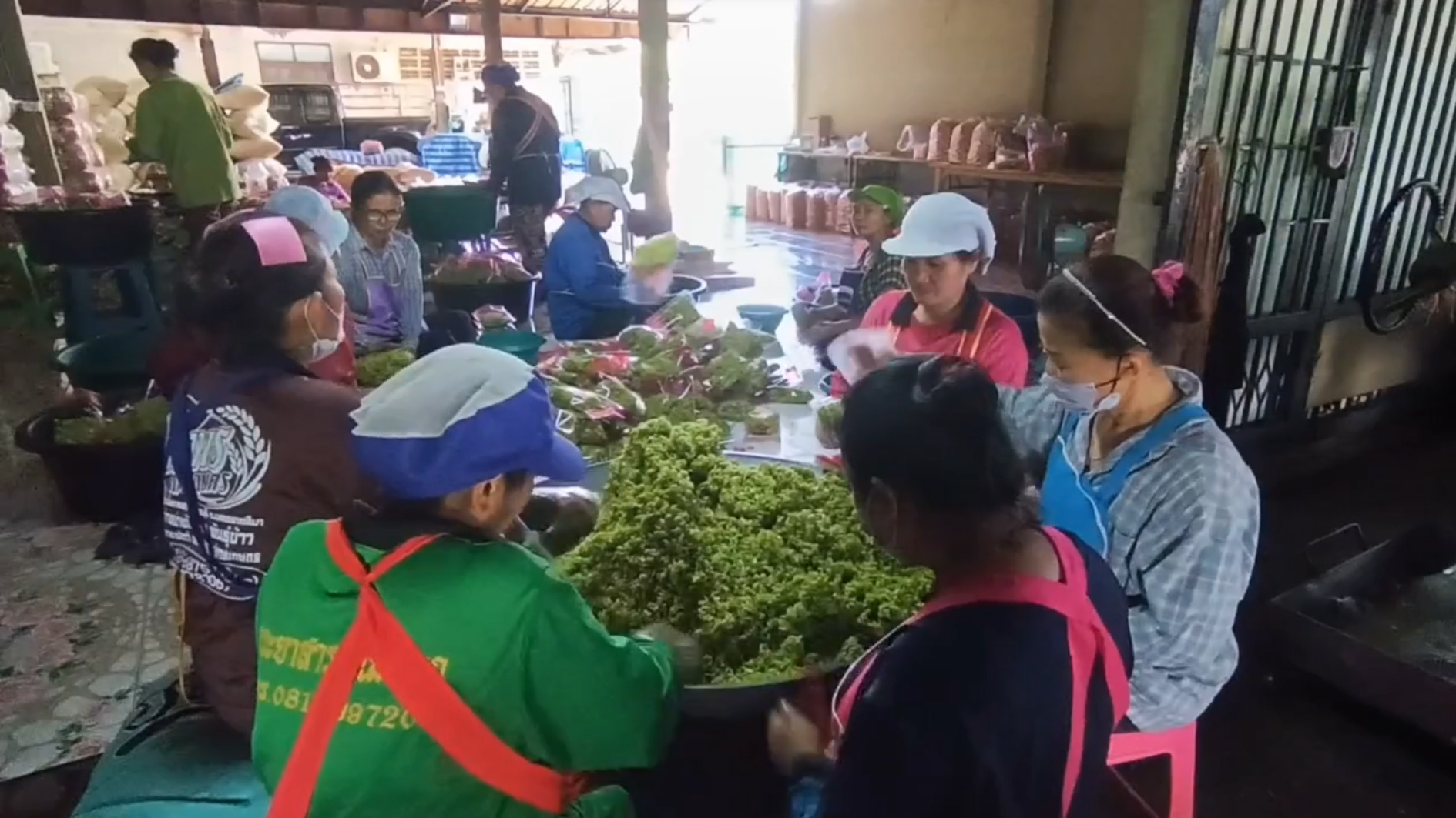 "กระยาสารท"ขนมพื้นบ้านสูตรโบราณสืบทอดต่อกันมา สร้างรายได้ให้ชุมชนวันละเกือบ 1 แสนบาท