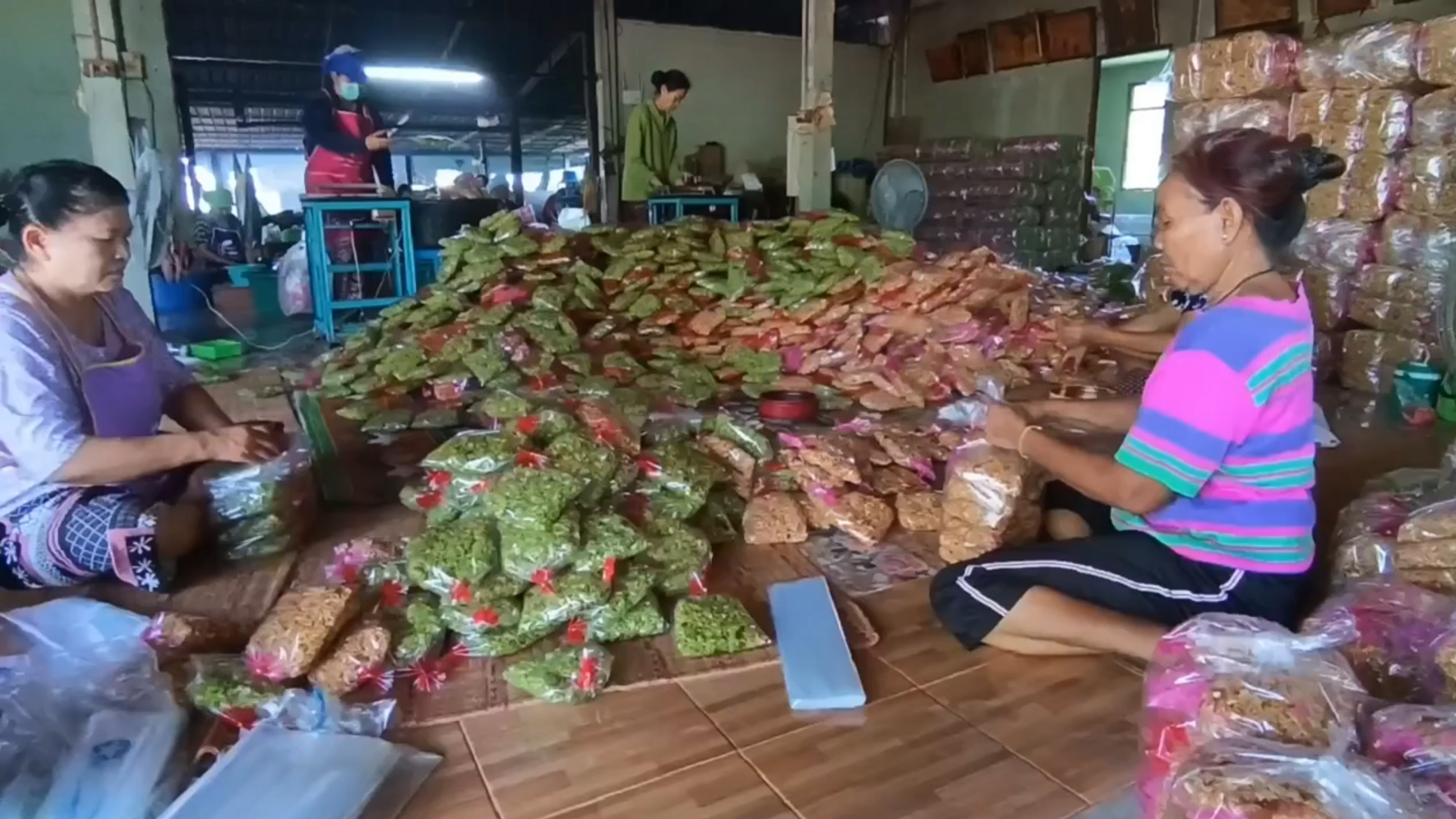 "กระยาสารท"ขนมพื้นบ้านสูตรโบราณสืบทอดต่อกันมา สร้างรายได้ให้ชุมชนวันละเกือบ 1 แสนบาท