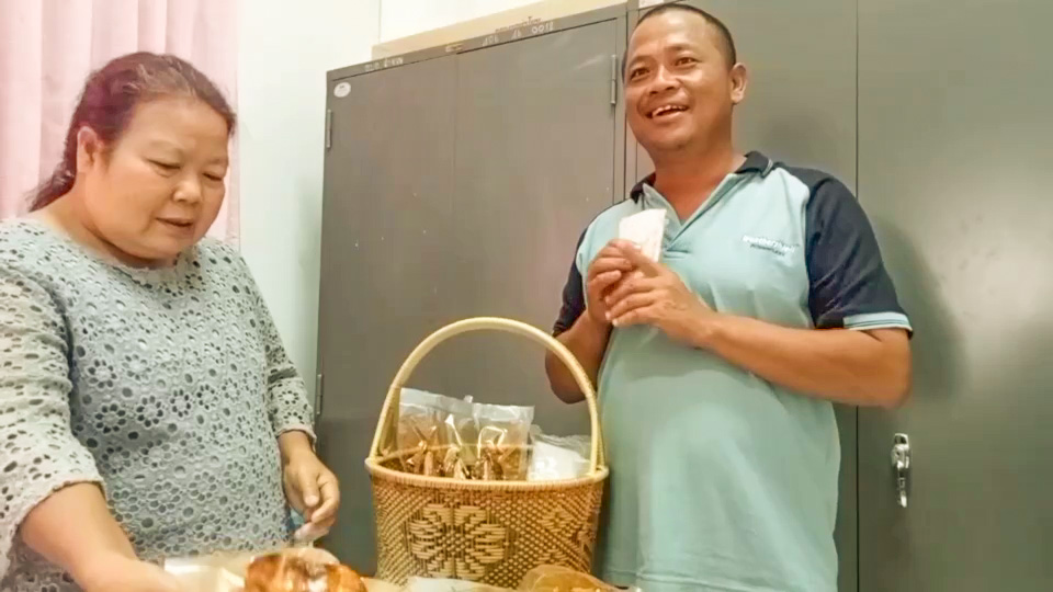 หนุ่มใหญ่หัวใส เร่ขายกบยัดไส้สูตรเฉพาะ ลูกค้าติดใจ ออเดอร์เพียบ