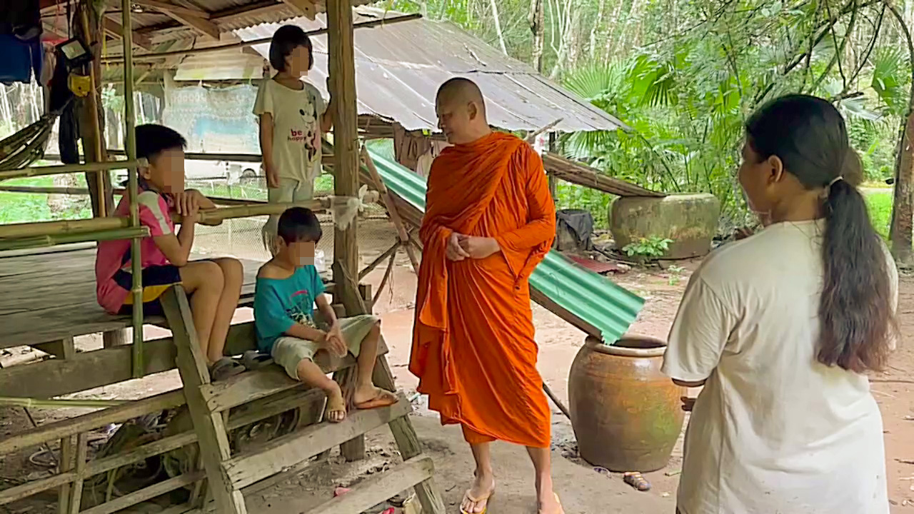 หนองคาย ชีวิตรันทดพบแม่เลี้ยงลูก 5 คนอาศัย กระท่อมกลางสวนยาง ไร้น้ำ-ไฟ