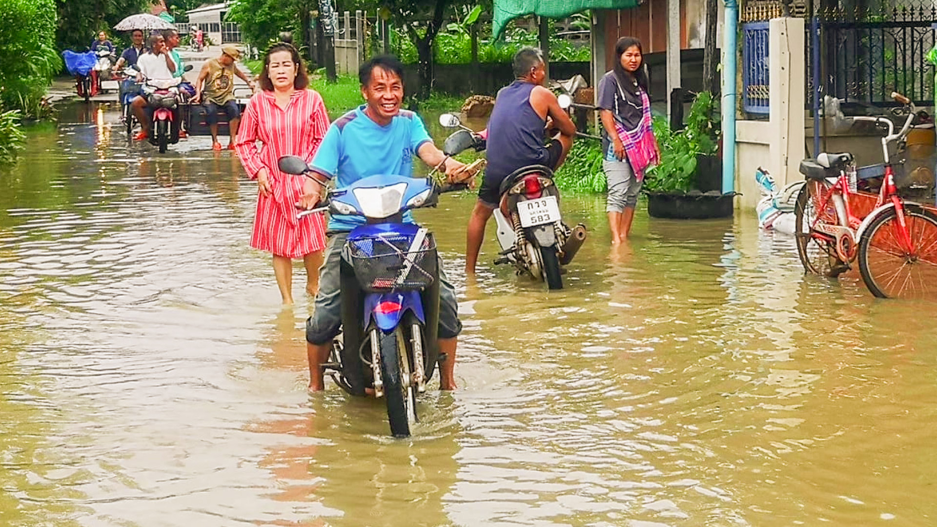 น้ำป่าภูพานทะลักท่วมหมู่บ้าน ลำน้ำสาขาระบายไม่ทัน หลังน้ำโขงสูงขึ้น