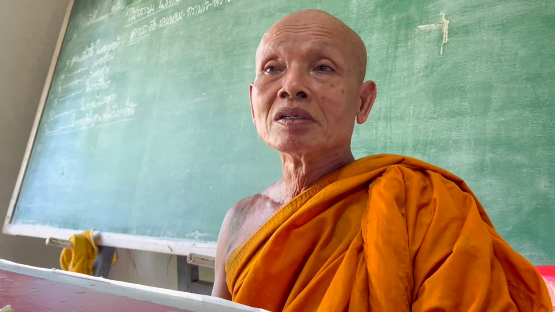โยมย้ายศพหนีน้ำ พระลุยน้ำสอบเปรียญธรรม