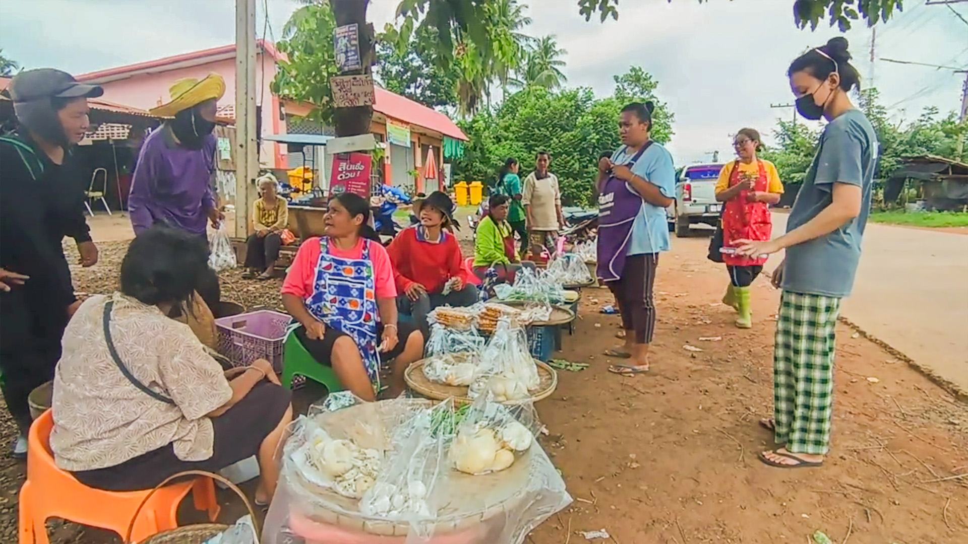 ราชาเห็ดป่าออกแล้วในรอบปี ชาวบ้านแห่หากินและขายสร้างรายได้สุดปัง