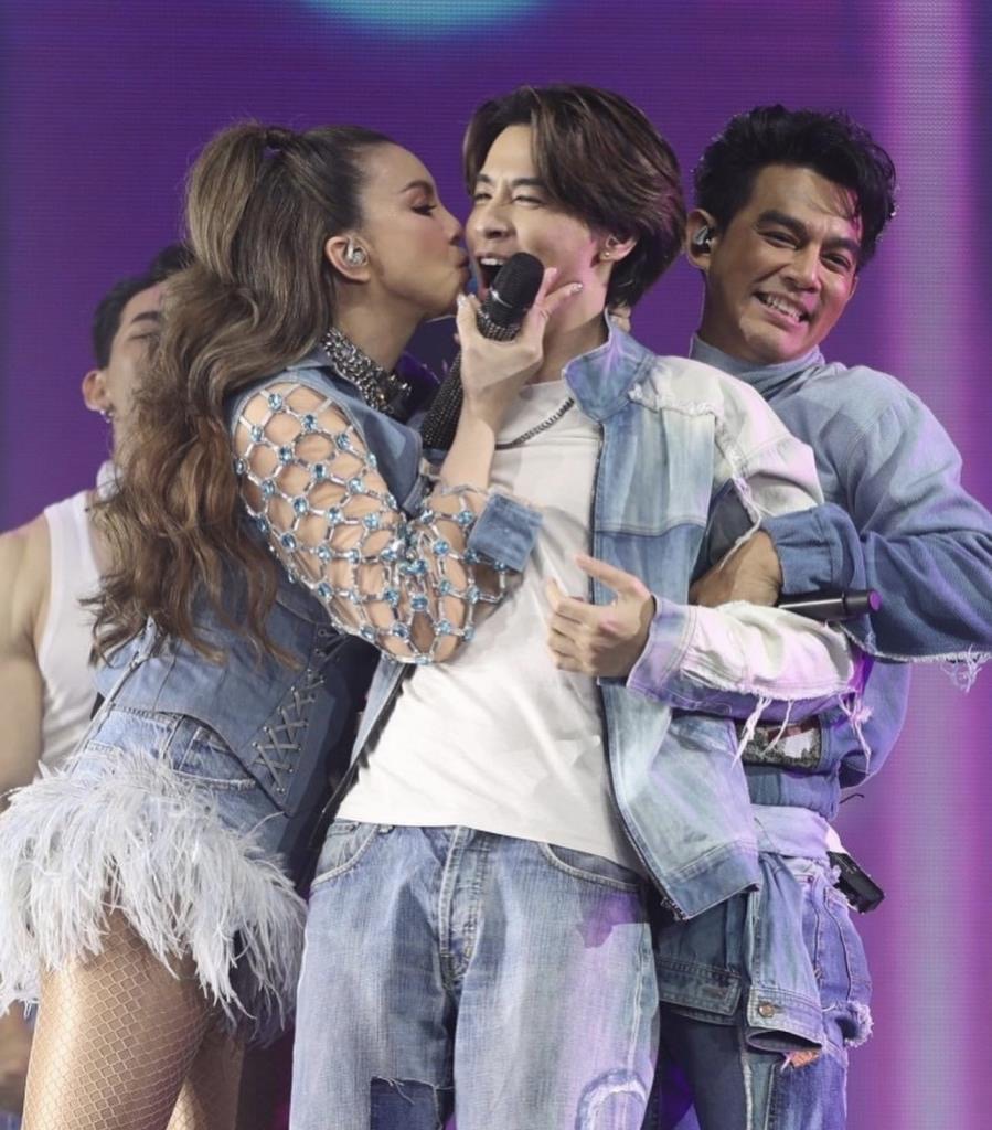 “ออย ธนา” ว่าไง? “คริสติน่า” ชวนแจมคอนเสิร์ต แลกหอมแก้มอีกข้าง