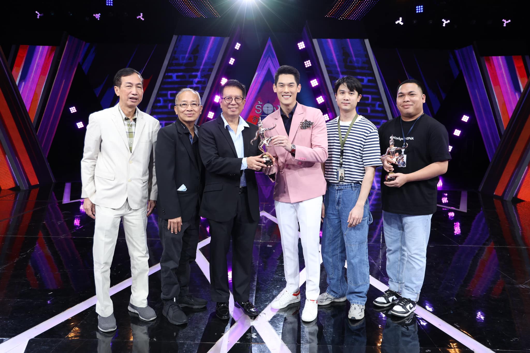“ผู้จัดนาฎราช” มอบ 2 รางวัล “ร้องข้ามกำแพง” และ “10 fight 10”