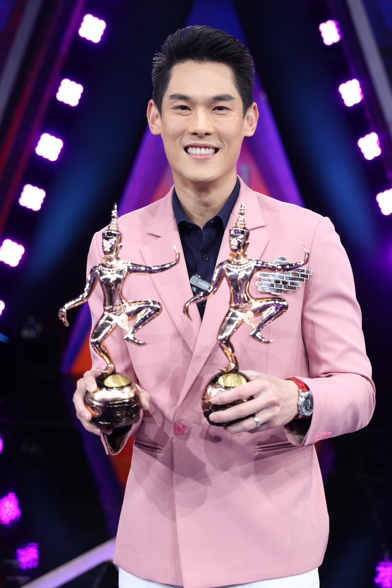 “ผู้จัดนาฎราช” มอบ 2 รางวัล “ร้องข้ามกำแพง” และ “10 fight 10”