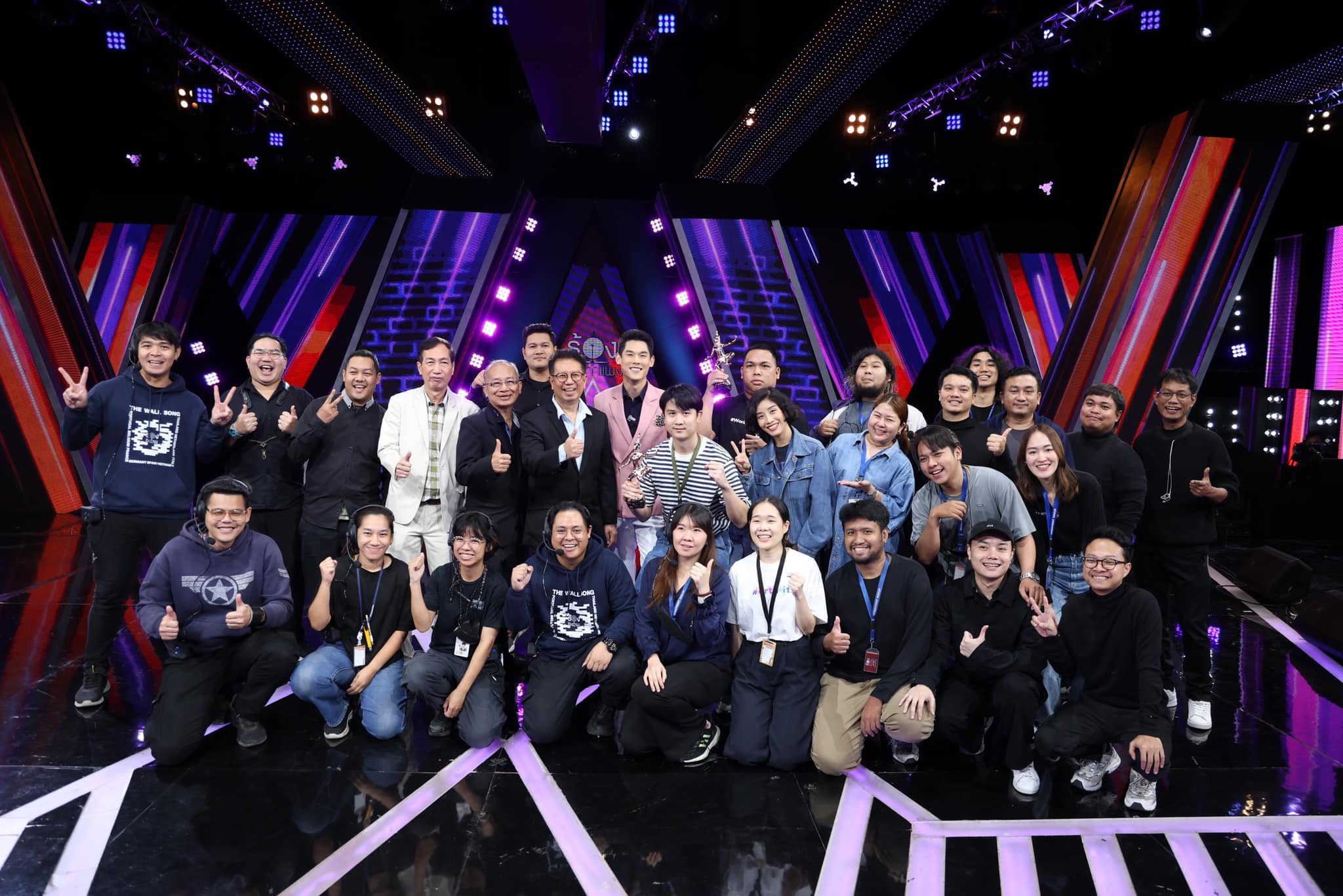 “ผู้จัดนาฎราช” มอบ 2 รางวัล “ร้องข้ามกำแพง” และ “10 fight 10”