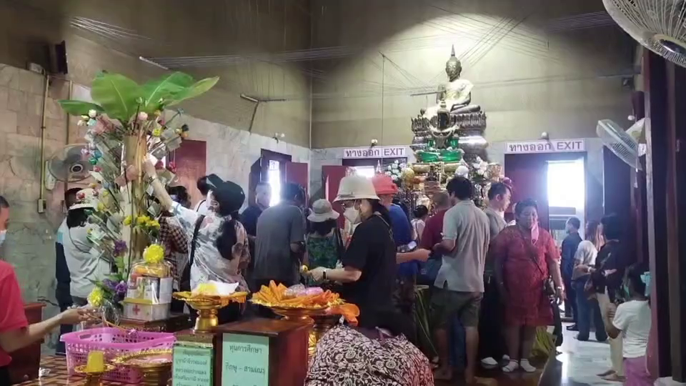 นทท.แห่กราบหลวงพ่อปากแดง ขอพร โชคลาภ ธุรกิจ หน้าที่การงาน พร้อมส่องหาเลขเด็ดใกล้วันหวยออก