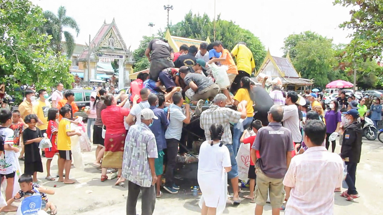 ไทยพุทธนราธิวาส เข้าวัดทำบุญรับตายายคึกคัก