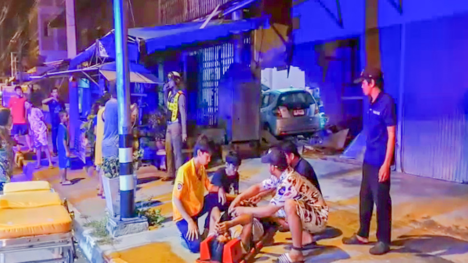 หนุ่มนักดนตรีควบเก๋งหลุดโค้งข้ามเลน พุ่งชนร้านค้าฝั่งตรงข้ามพังยับ