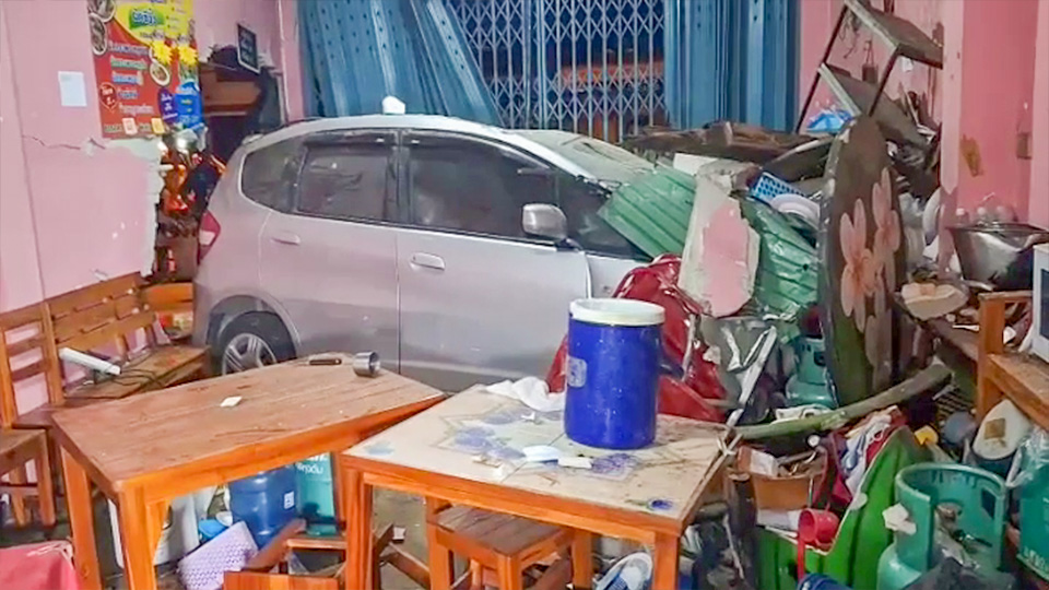 หนุ่มนักดนตรีควบเก๋งหลุดโค้งข้ามเลน พุ่งชนร้านค้าฝั่งตรงข้ามพังยับ