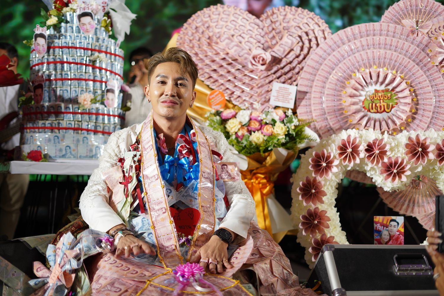 วันเกิดสุดอลังการ "ตรี ชัยณรงค์" สร้างตำนานมาลัยเงินล้าน!