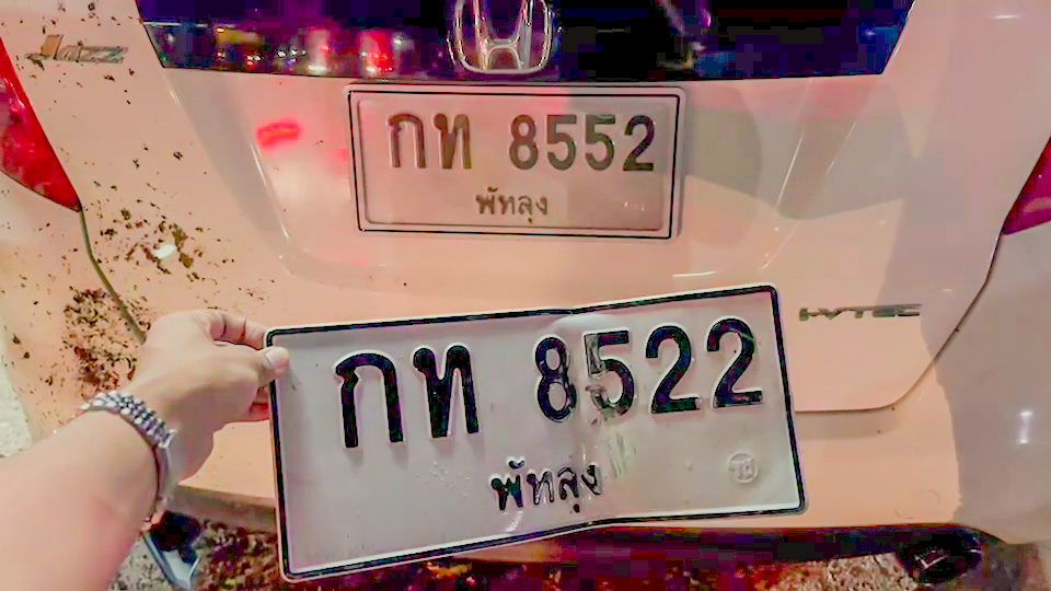 แปลก! เก๋งพุ่งชนหงายท้อง อีกคันพบทะเบียนคล้ายกันมาก