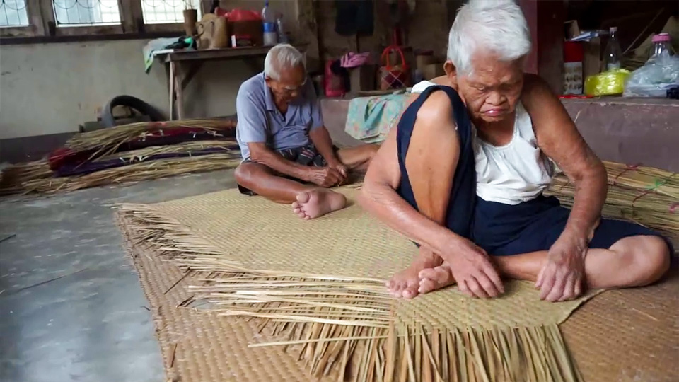 ตายายอายุร่วม100สานกระจูดขาย เป็นงานอดิเรกสร้างรายได้