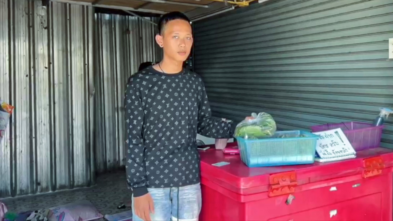 ลูกจ้างร้านพลังใบเพลียน้ำกระท่อมเผลอหลับคาร้าน ถูกโจรย่องเงียบขโมยกระป๋องเงินสูญกว่าสองพัน