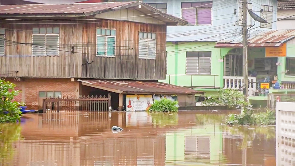 น้ำยังทะลักท่วมบ้านเรือนไร่นา หากฝนยังตกตัวเมืองเสี่ยงจมน้ำ