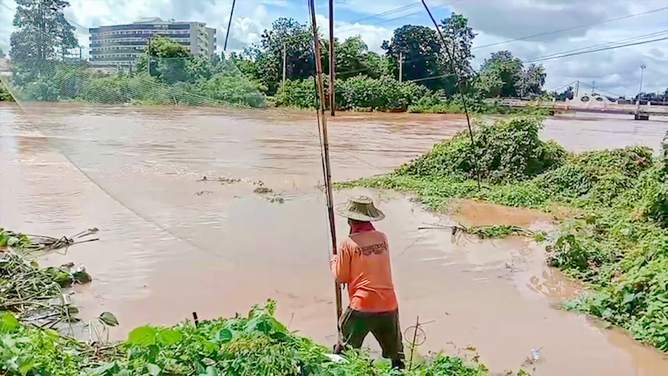 น้ำยังทะลักท่วมบ้านเรือนไร่นา หากฝนยังตกตัวเมืองเสี่ยงจมน้ำ