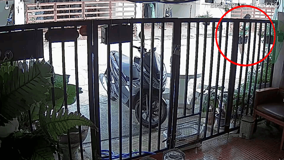 ชายคลั่งปืนยิงเมียเจ็บ ยิงปืนขู่-ขังตัวเองในบ้าน