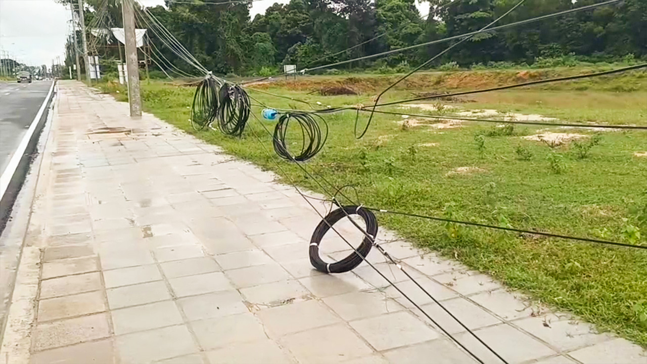 เมืองแก้วสุดทน! สายไฟห้อยระโยงระยาง เกะกะบนฟุตบาท หวั่นเกิดอันตราย วอนสื่อประสานงาน
