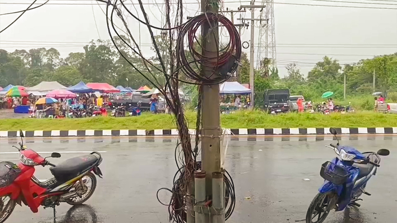 เมืองแก้วสุดทน! สายไฟห้อยระโยงระยาง เกะกะบนฟุตบาท หวั่นเกิดอันตราย วอนสื่อประสานงาน