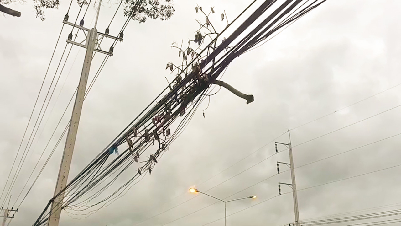 เมืองแก้วสุดทน! สายไฟห้อยระโยงระยาง เกะกะบนฟุตบาท หวั่นเกิดอันตราย วอนสื่อประสานงาน