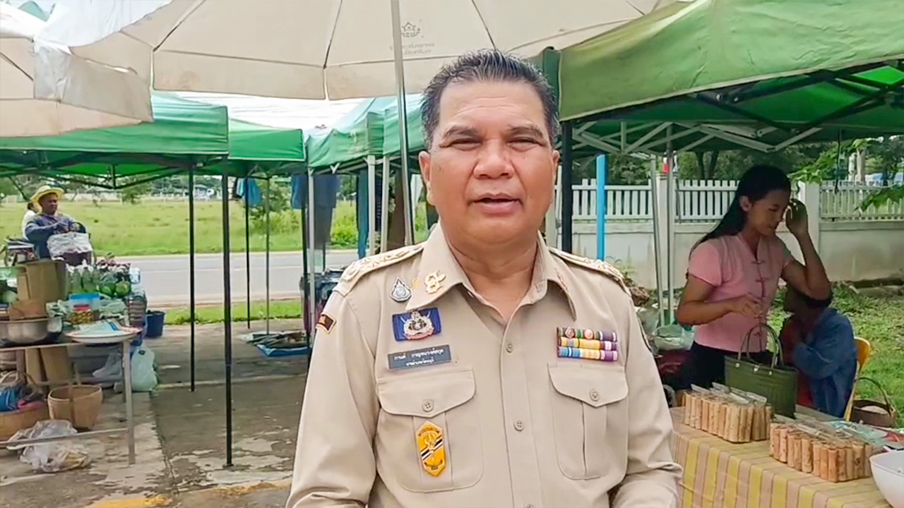 เมืองแก้วสุดทน! สายไฟห้อยระโยงระยาง เกะกะบนฟุตบาท หวั่นเกิดอันตราย วอนสื่อประสานงาน