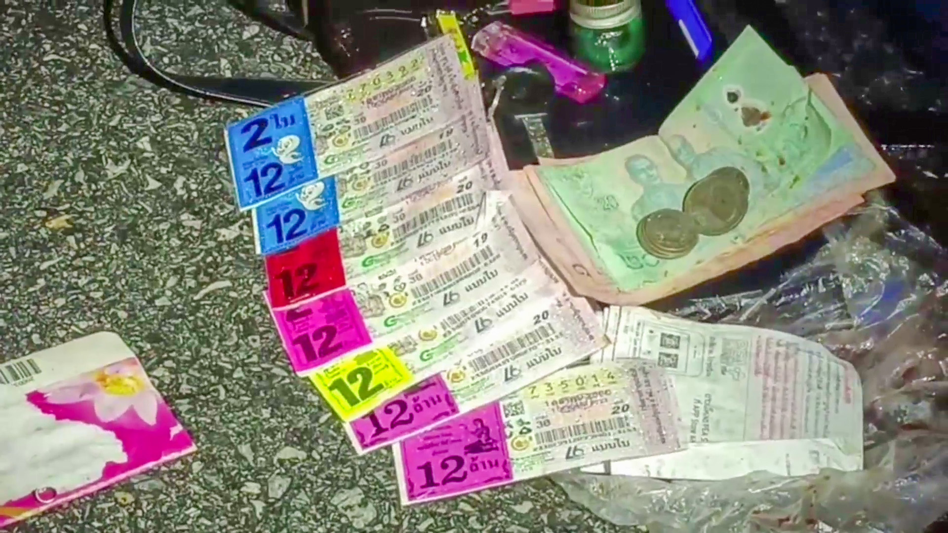 กระบะข้ามเลนพุ่งชนเทรลเลอร์ดับยกคัน 3 ศพ