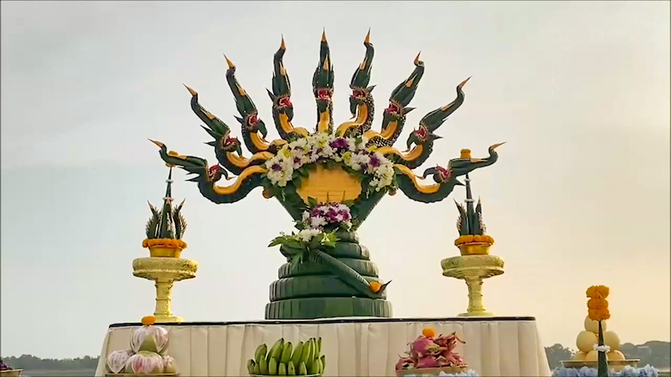 บวงสรวงสิ่งศักดิ์สิทธิ์ ก่อนแข่งเรือยาวประเพณีไทย ลาว เวียดนาม